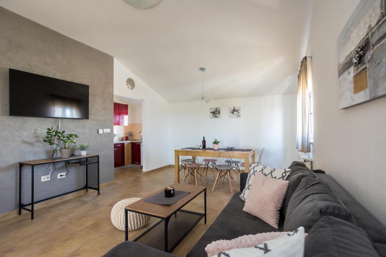 Apartmani Beba Омишаль Екстер'єр фото